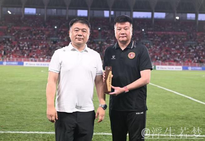辽宁铁人教头李金羽荣膺中甲顶级教练称号 辽宁铁人教头李金羽荣膺中甲顶级教练称号