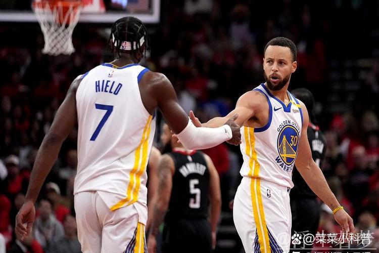 库里外线助攻 希尔德底角命中三分 库里外线助攻 希尔德底角命中三分