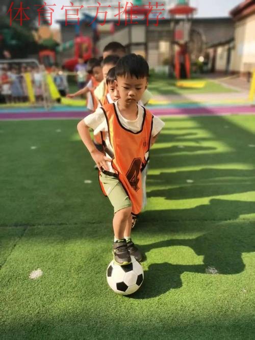 “足球爷爷”走进幼儿园 义务教娃娃们踢足球 “足球爷爷”走进幼儿园 义务教娃娃们踢足球